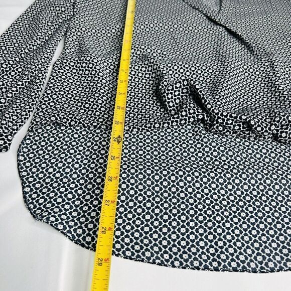 Max Studio Size Medium Long Sleeve Surplice Wrap Blouse Black White Clower 0660 - Picture 8 of 12